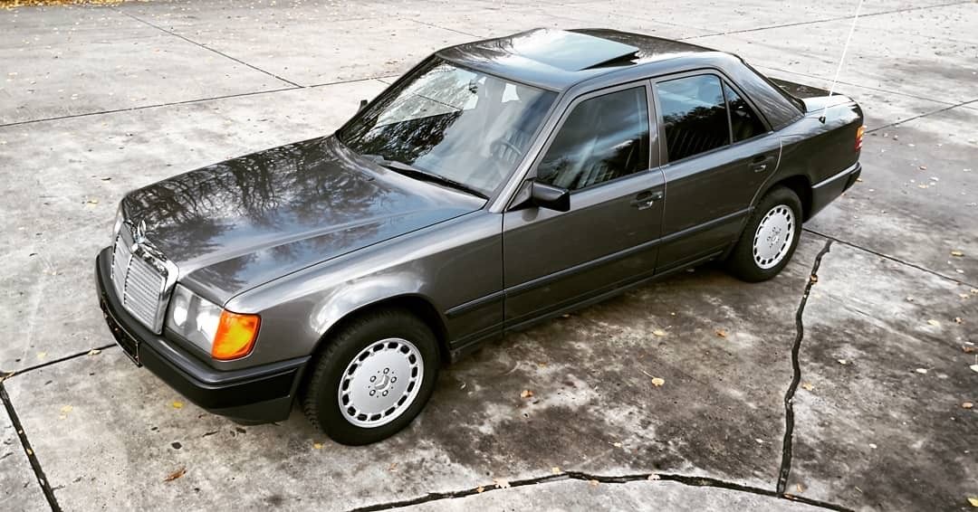 La 300E, rare avec le toit ouvrant