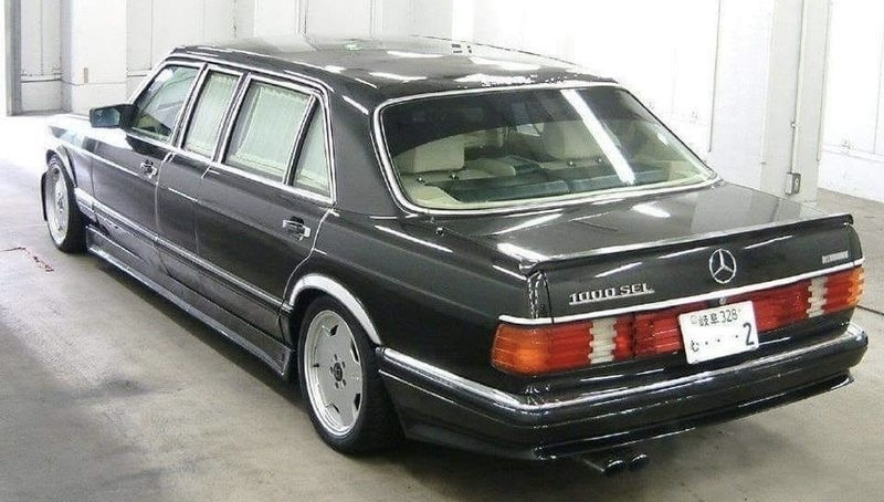 Et une autre création pas toujours habile…