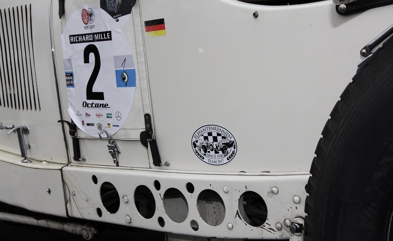 Une des astuces pour alléger la voiture : Percer les tôles !