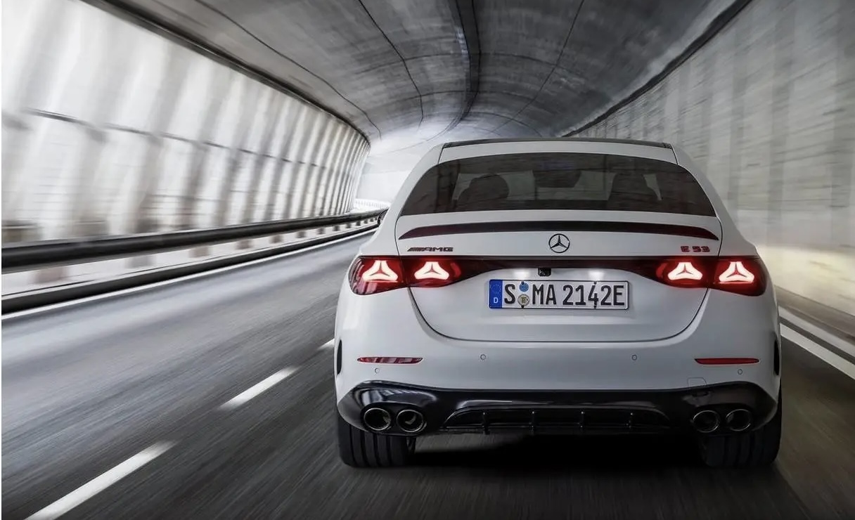 Sans doute la seule vue que vous aurez d’un E53 sur la route…