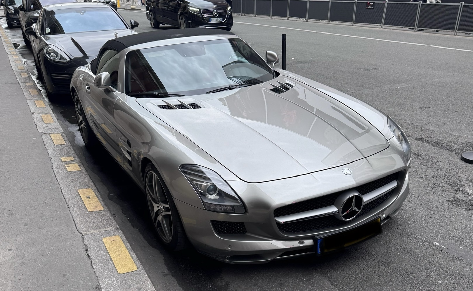 Belle SLS roadster vue près de la Place Vendôme à Paris 
