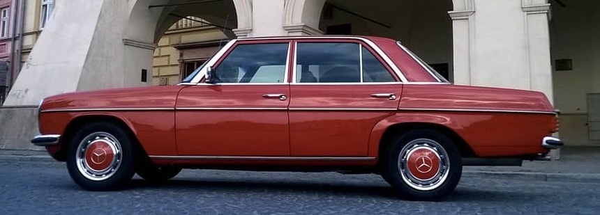 Une ligne très élégante qui est très proche de la future W123 sous cet angle