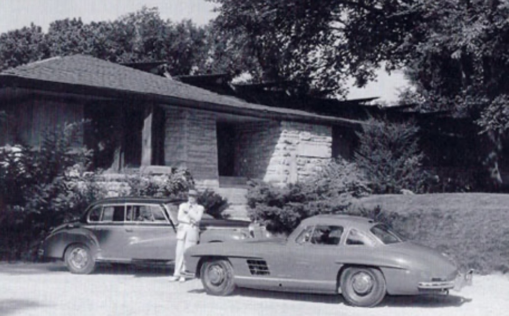 Max Hoffman devant sa maison de New York