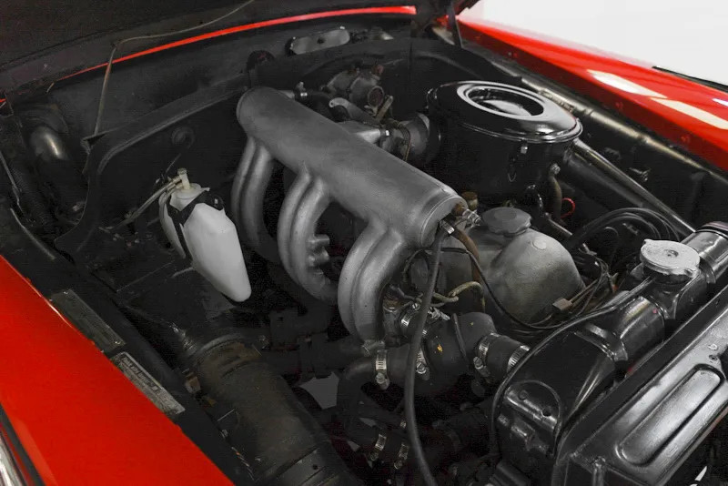 Une motorisation moderne pour ce superbe cabriolet