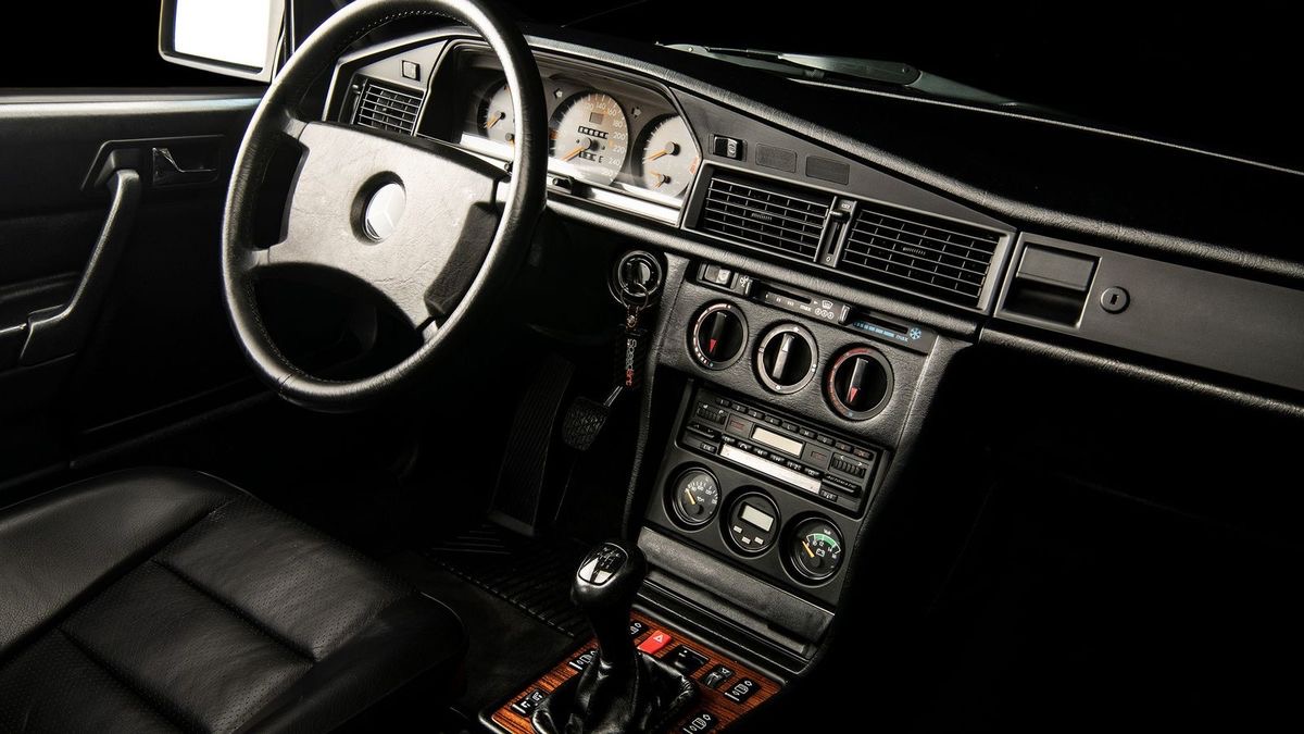 Un intérieur sportif avec chrono sur la console centrale…et boîte inversée 