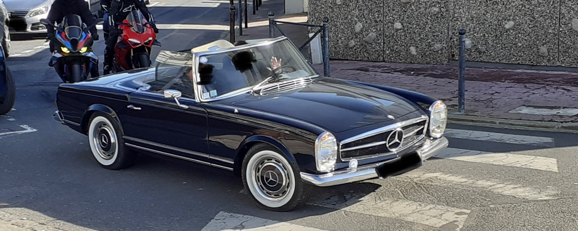 Belle Mercedes 280 SL croisée à Etretat par votre serviteur