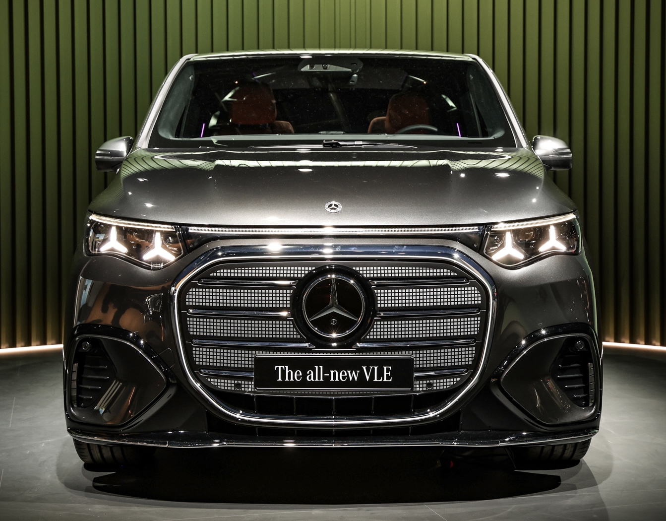 Une face avant qui respire la solidité et le statut