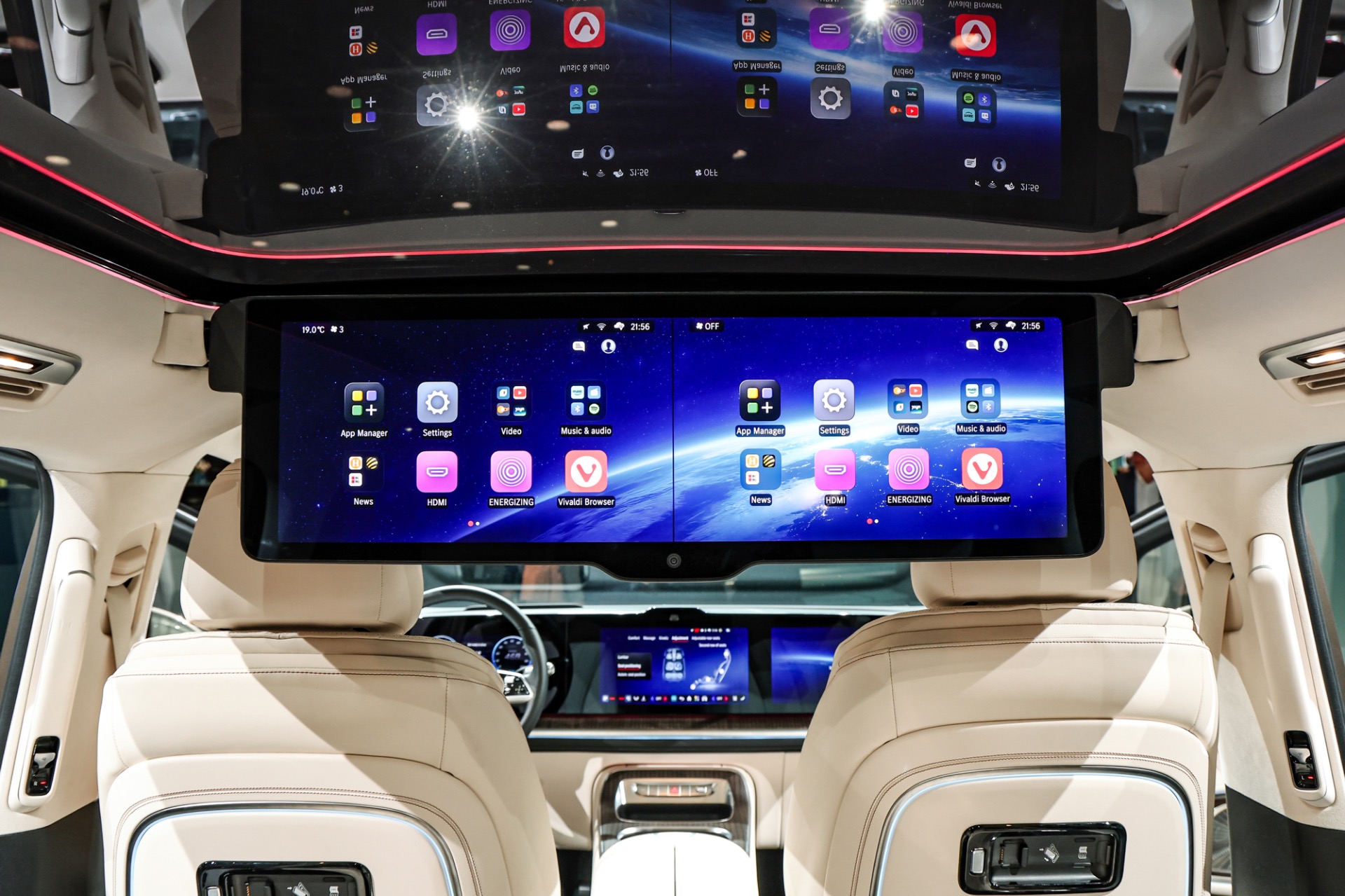 L'écran arrière de 30 pouces qui sort du toit !