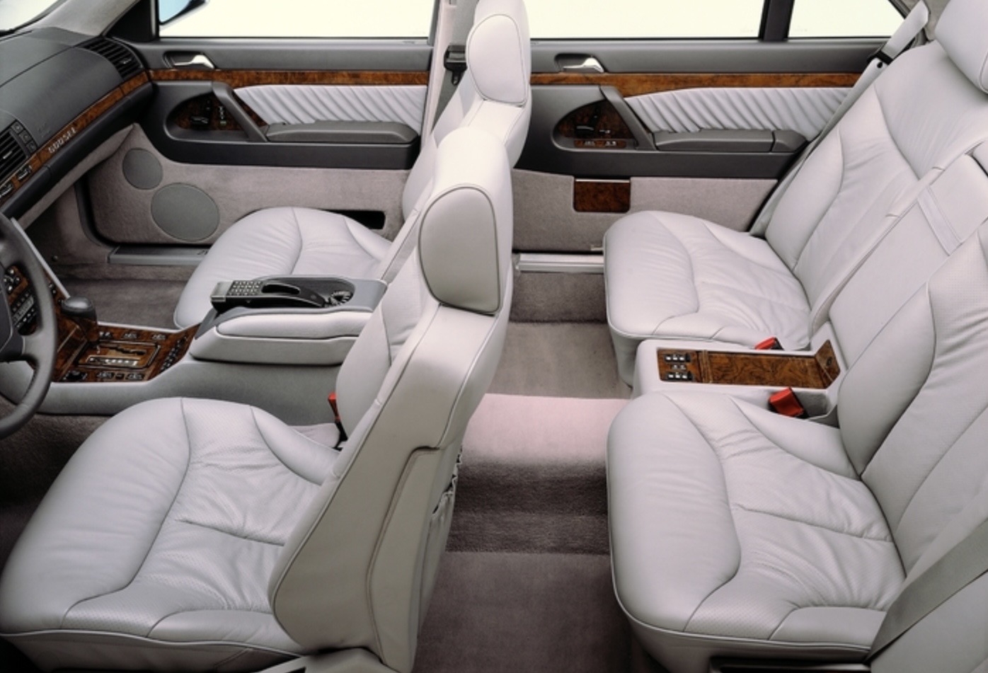 Les passagers ne sont pas oubliés : Sièges arrières individuels à réglages électriques 