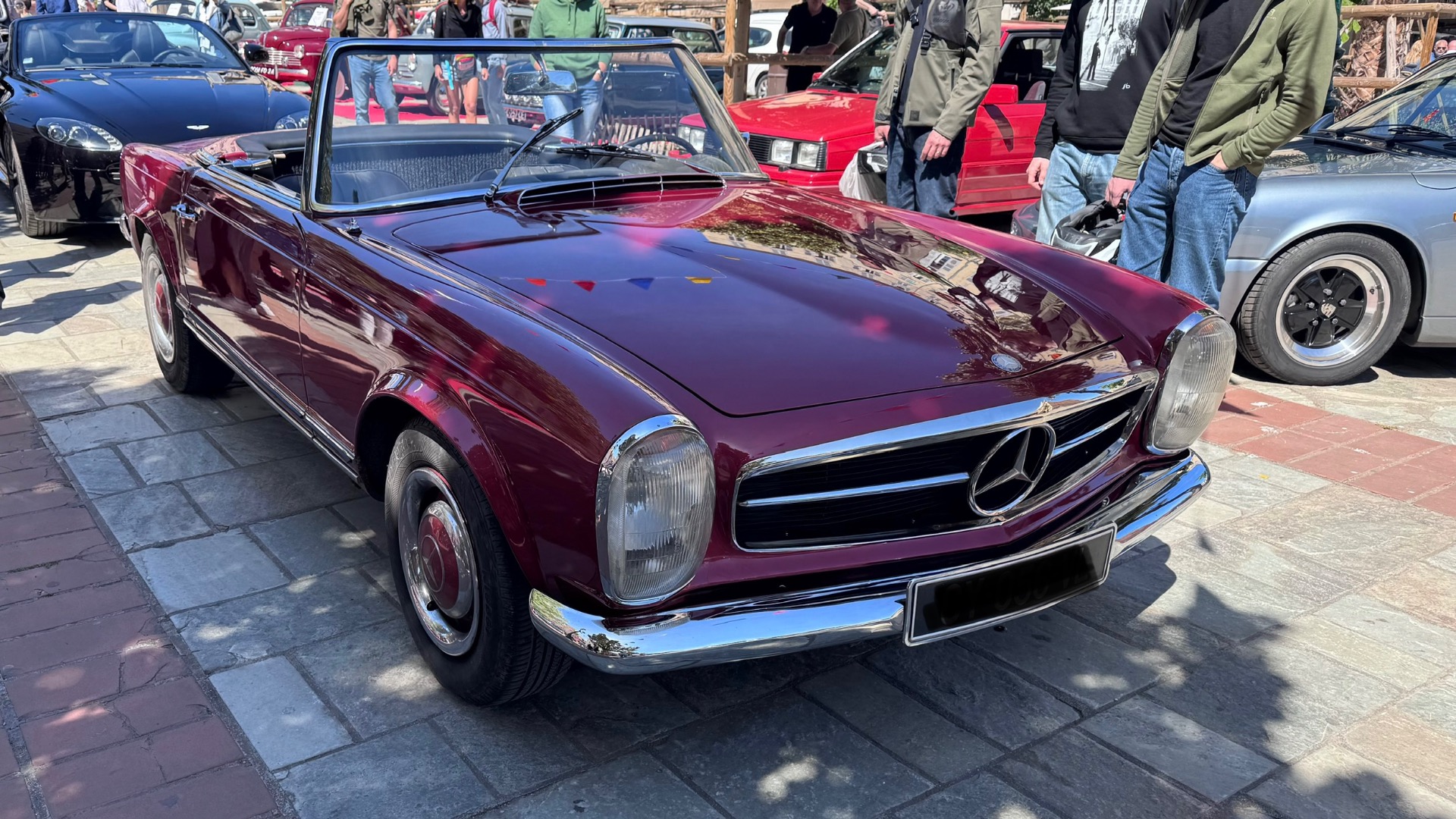 Belle 230 SL croisée dans un rassemblement auto à Ajaccio 
