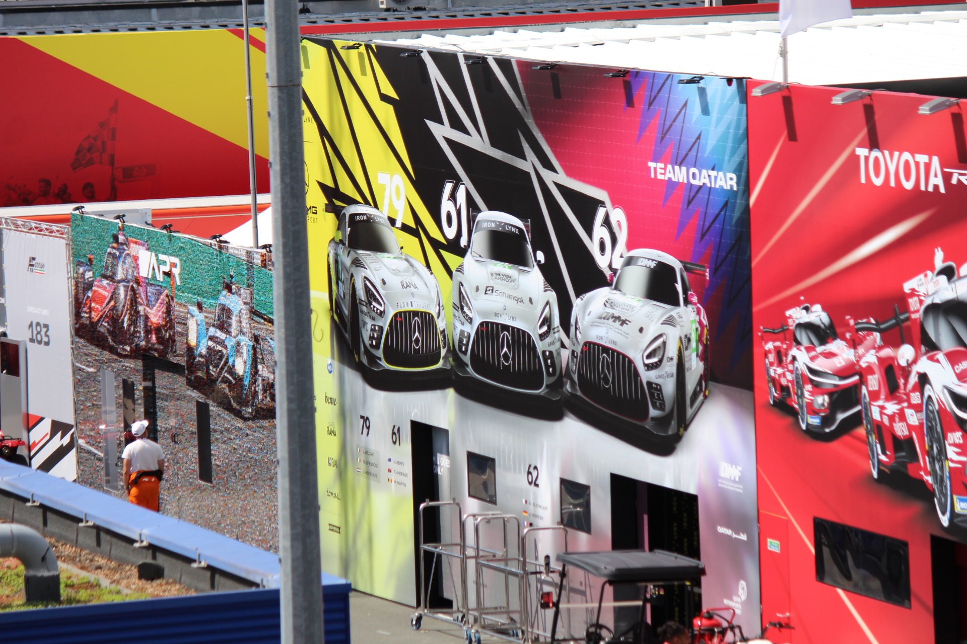 L’accès aux stands depuis le paddock