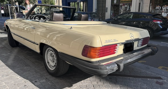 380 SL U.S. reconnaissable à ses gros pare-chocs et feux ronds