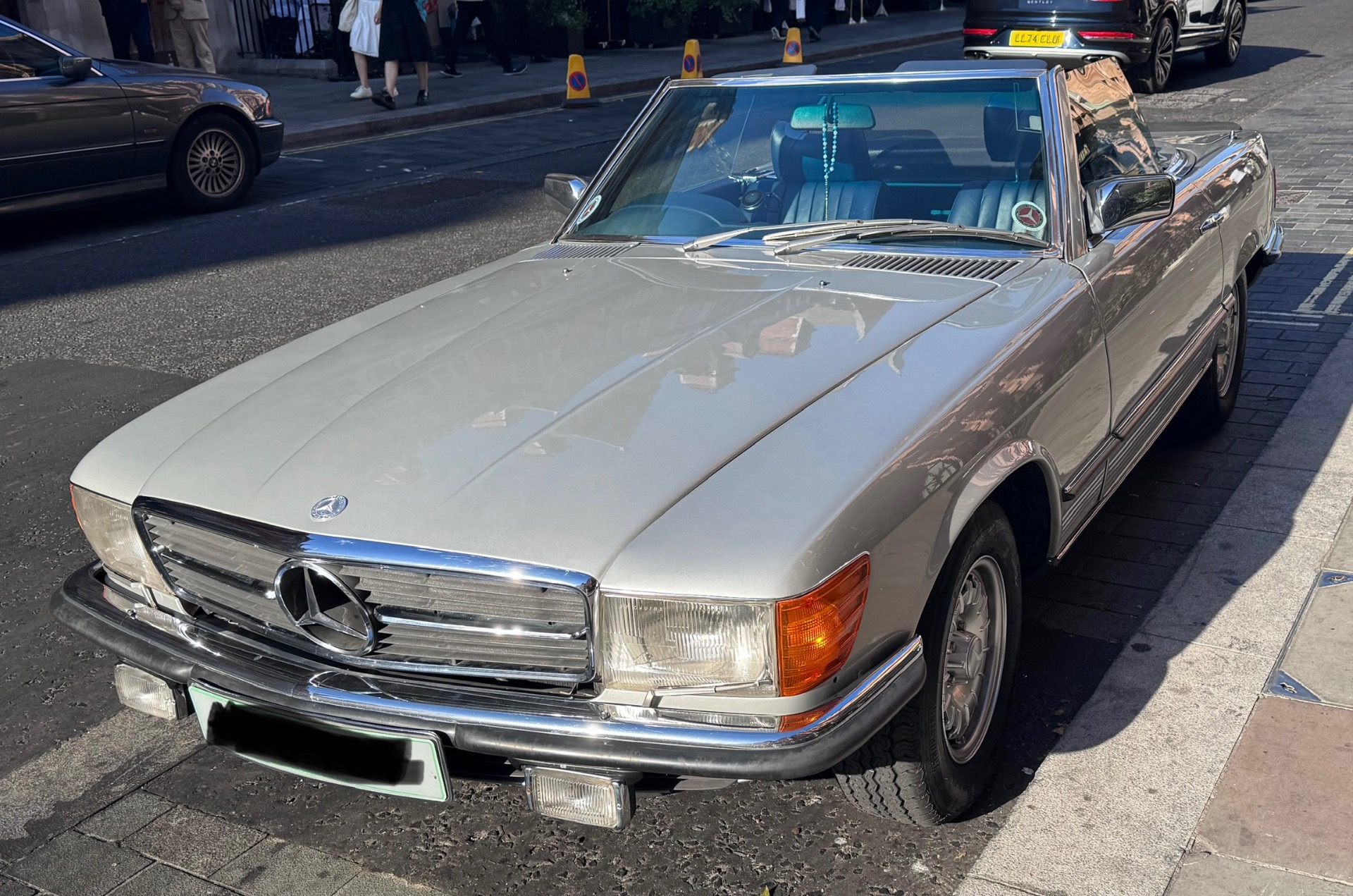 Mercedes 450 SL en superbe état croisée à Londres par…Hugo ! Merci