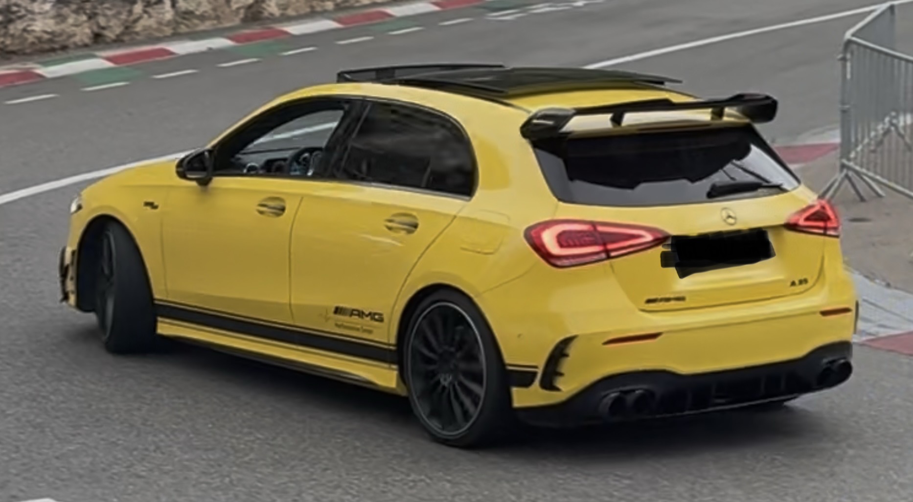 Dans le virage Fairmont du célèbre circuit Monégasque. Dénichée une nouvelle fois par Hugo !!