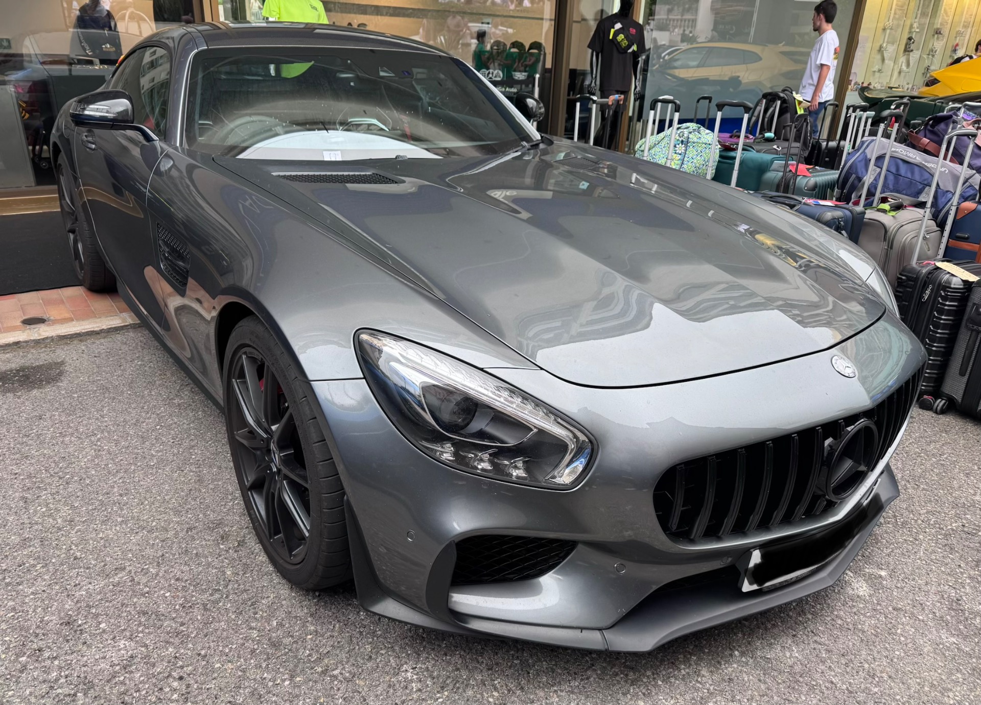Encore envoyé par Hugo, une Amg GT