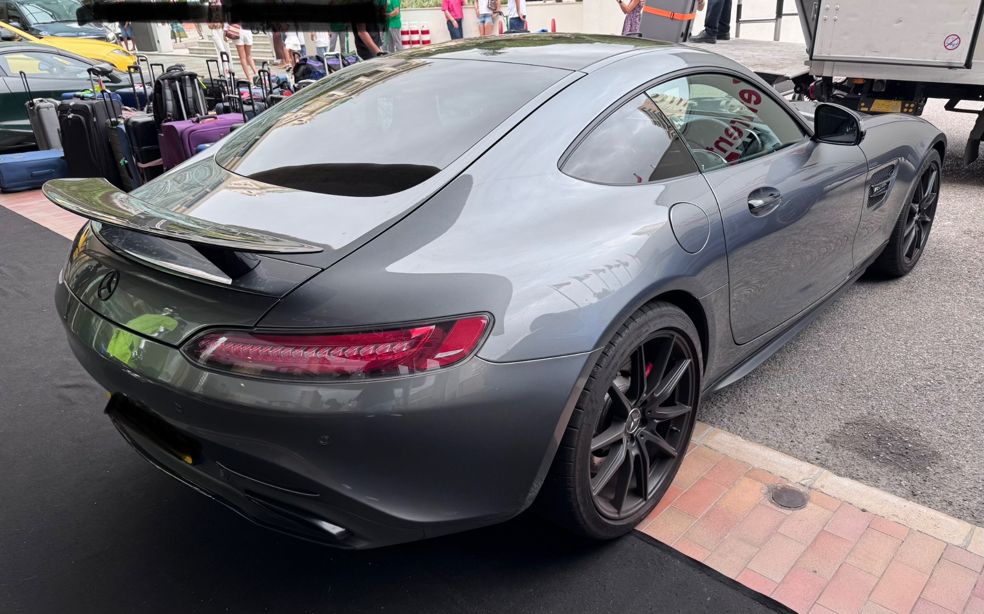 Ici, une rare version avec aileron, toujours à Monaco