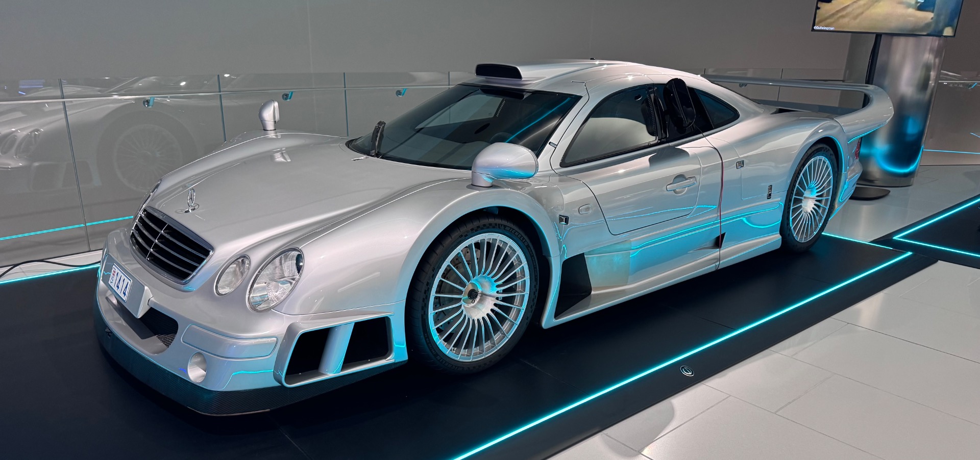CLK GTR street version croisée au musée du Prince à Monaco…par Hugo ! Rappel : 0 à 200 km/h en 5,5 secondes !!!