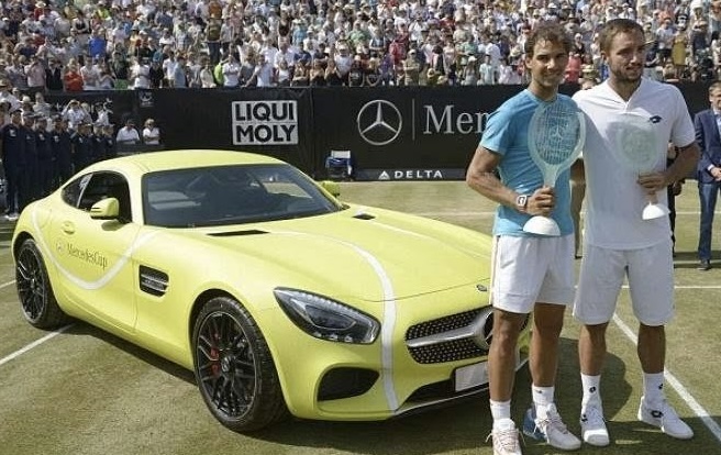 Une légende du sport devant une légende automobile 